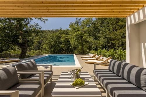 Villa VENTURA with private 45 sqm swimming pool, 4 bedrooms, gym, game room in Srinjine