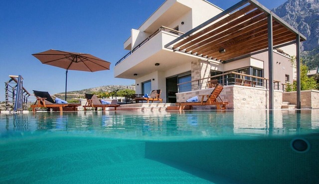 Villa View * Luxury villa in Makarska, private heated pool, gym, jacuzzi, sea view, electric car charger in Makarska