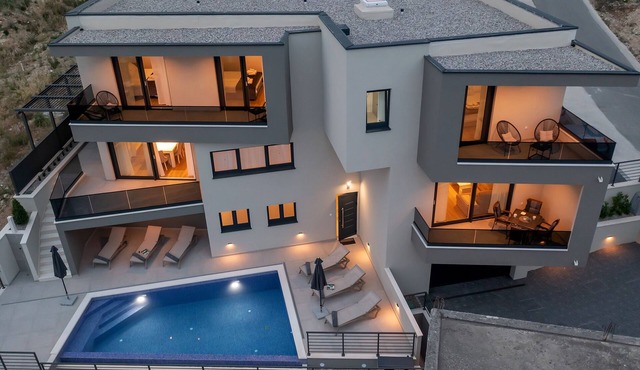 Villa VIP with heaed swimming pool and 4 Bedrooms, Several terraces with seaview in Makarska
