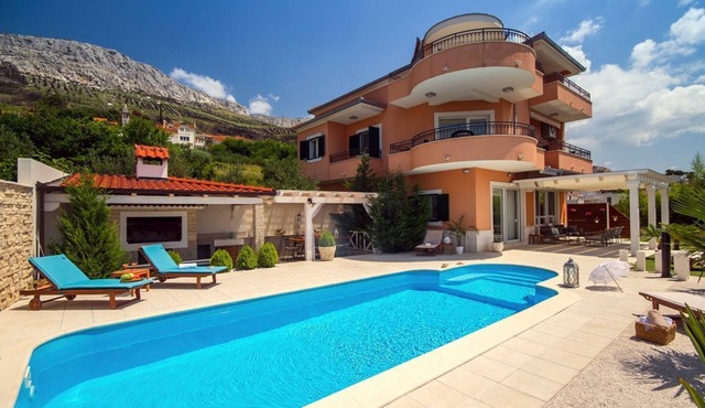 Villa Visnja - Six Bedroom Villa, Sleeps 10 in Kučine