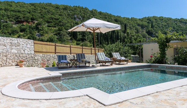 Villa with a Pool Near Cavtat and Dubrovnik in Dubravka