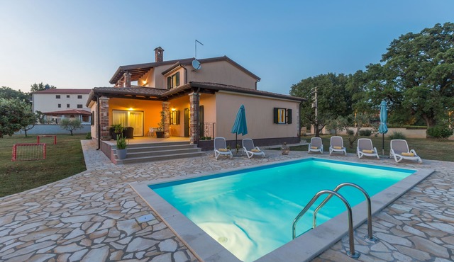 Villa with a pool, sleeps 6, large yard with a barbecue. Dogs welcome! in Sv. Lovrec