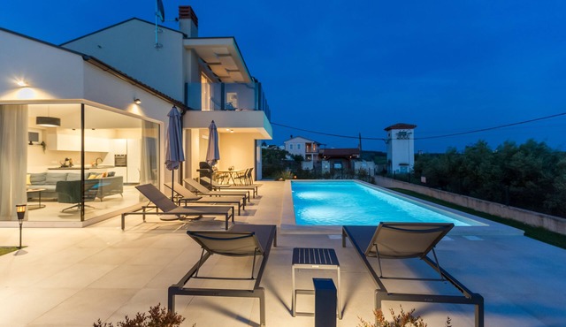 Villa with pool, 6 persons, barbecue, parking in the yard, panoramic sea view