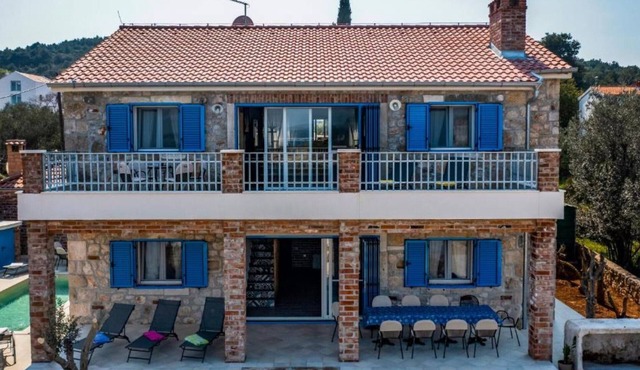 Villa with pool and sea view