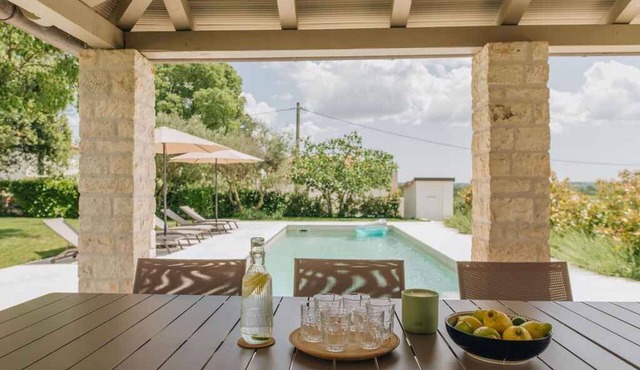 Villa with pool and tavern in the garden