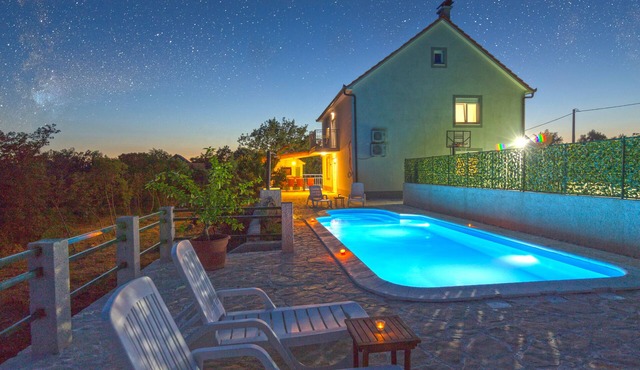 Villa with private pool and tennis playground without neighbours for 12 people in Lovrec