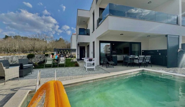 Villa with swimming pool in Malinska