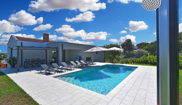 Villa with swimming pool and large garden in Pula