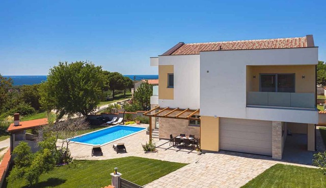 Villa with swimming pool and sauna in Fažana