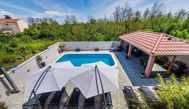 Wellness and Spa Villa with heated Pool for12 in nin