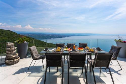 White Pearl Diamond Opatija, Luxury Villa, Meerblick, beheizter Pool in Opatija