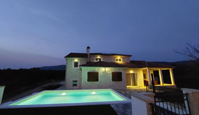 Whitestone Villa - Three Bedroom Villa with Swimming pool in Šibenik