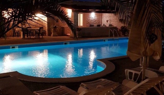 Wohnung mit Schwimmbad by Interhome