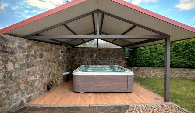 Wonderful private villa with A/C, sauna, hot tub, WIFI, private pool, terrace and pets allowed in Korensko