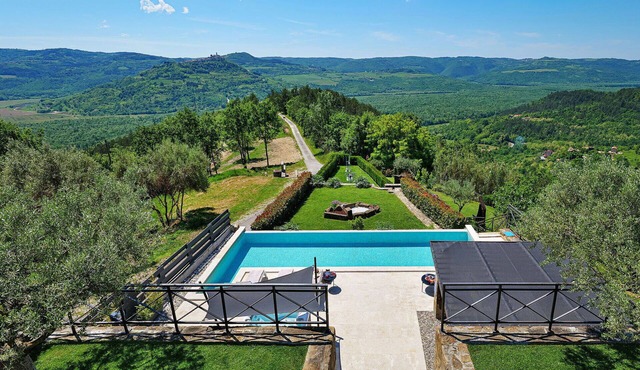 Wonderful private villa with WIFI, hot tub, private pool, A/C, TV, terrace and panoramic view in Buzet