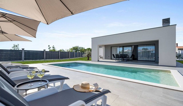 Wonderful private villa for 8 guests with private pool, WIFI, A/C, TV and terrace