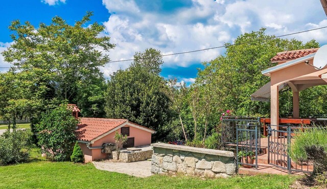 Wonderful private villa for 5 guests with hot tub, A/C, WIFI, TV, terrace and pets allowed in Pazin
