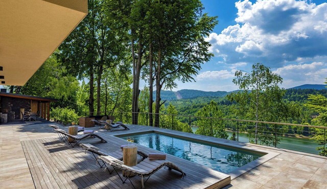 Wonderful private villa for 10 people with private pool, hot tub, WIFI, TV, patio and pets allowed in Rijeka