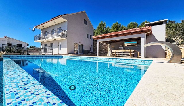 Wonderful private villa with A/C, hot tub, private pool, WIFI, TV, terrace and pets allowed in Solin