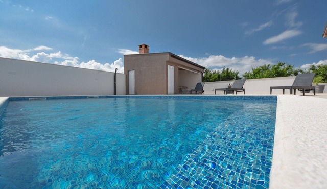 Wonderful private villa for 8 guests with A/C, WIFI, private pool, TV, terrace and pets allowed in Zadar