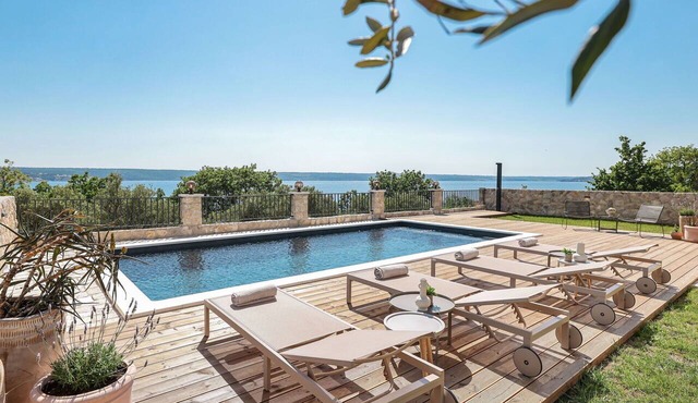 Wonderful private villa for 9 people with private pool, A/C, WIFI, TV and terrace in Zadar