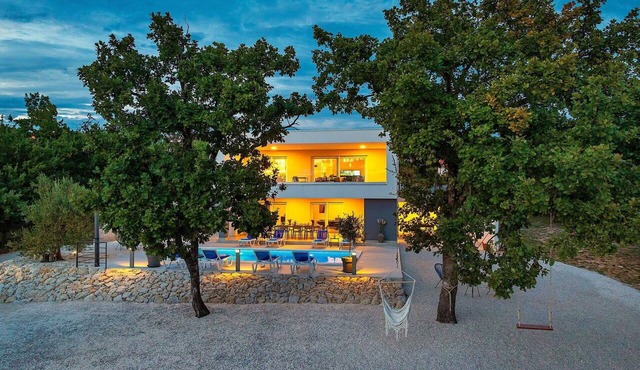 Wonderful private villa for 8 people with WIFI, private pool, A/C, TV and terrace in Zadar