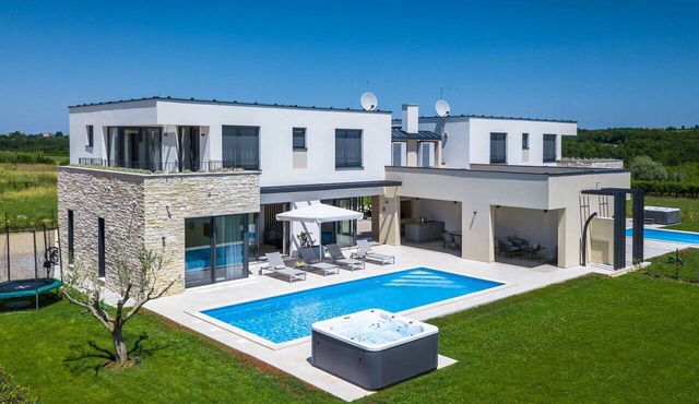 Wonderful private villa with hot tub, A/C, private pool, WIFI, TV, terrace and pets allowed