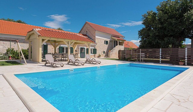 Wonderful villa for 8 people with private pool, A/C, WIFI, TV and patio in Knin