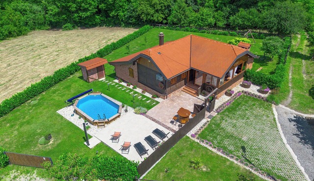 Wooden house with a sauna and an above-ground pool, surrounded by nature in a peaceful setting near Vrbovec. in Vrbovec