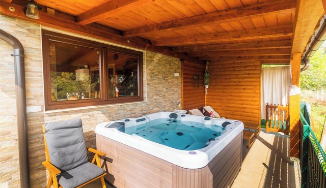 Wooden retreat with jacuzzi, sauna and nature views. in Cvetković Brdo