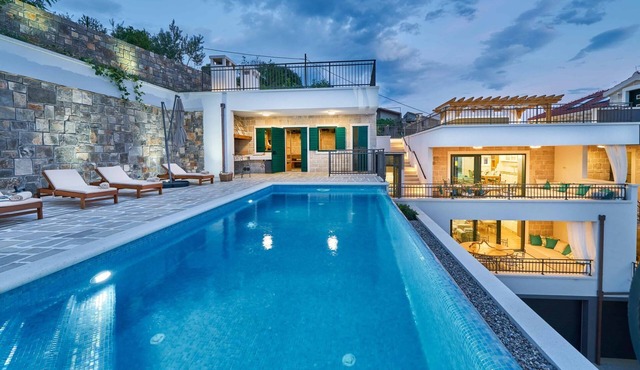 Wunderschön gestaltete Villa Mladenka in Suhi Potok by Interhome in Omiš