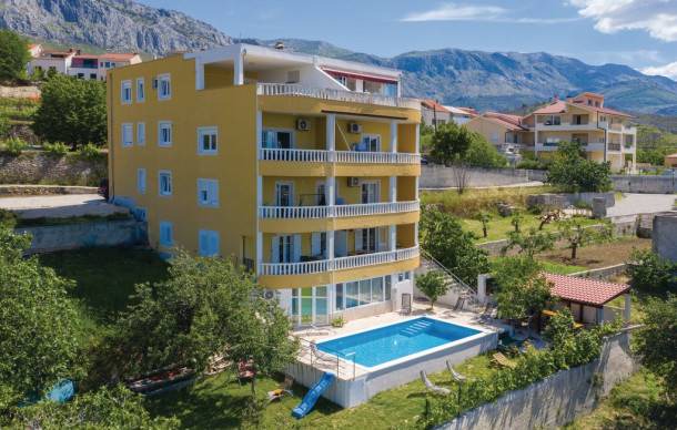 2 bedroom accommodation in Zrnovnica in Žrnovnica