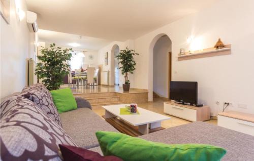 2 Bedroom Nice Apartment In Pula