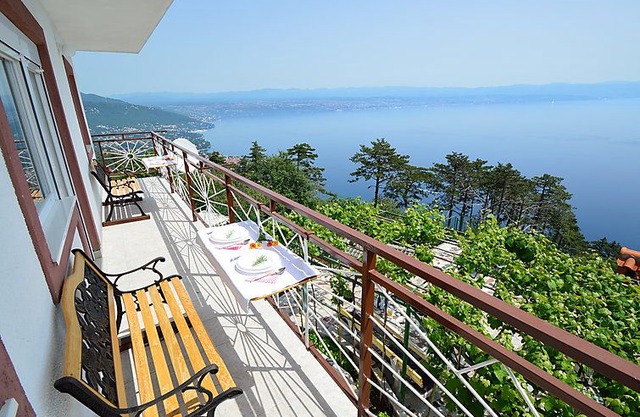 3 bedroom Apartment, sleeps 6 in Lovran with WiFi in Tuliševica