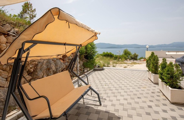 Amazing apartment in Komarna with WiFi in Komarna