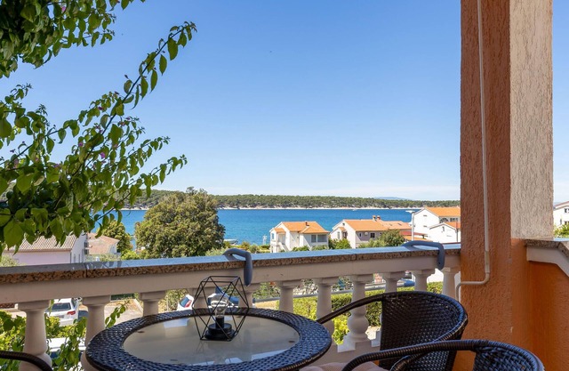 Beach front apartment in Barbat na Rabu with WiFi