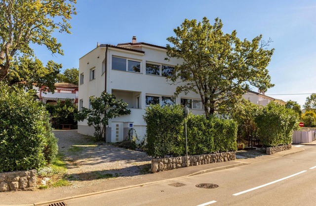 Beach front apartment in Njivice with WiFi in Njivice