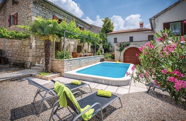 Come to the countryside of Istria and enjoy a relaxing vacation in a quiet area. in Peresiji