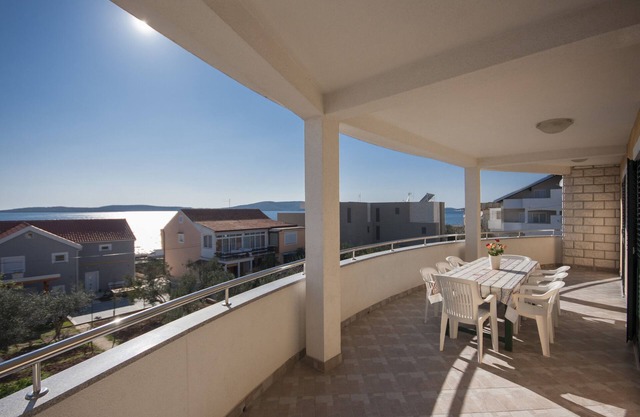 Comfortable and spacious apartment with terrace and sea view Brodarica (Šibenik) (A-5736-a) in Šibenik
