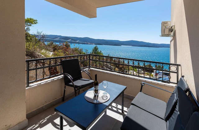 Gorgeous apartment in Komarna with WiFi in Komarna