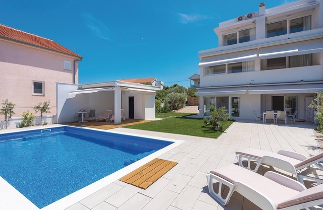 Nice apartment in Murter