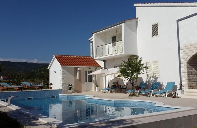 Poolincluded Villa apartment Neoric in Neorić