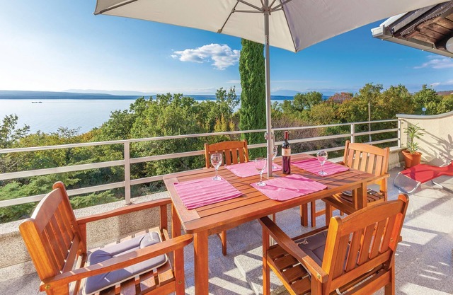 Stunning apartment in Dramalj with house sea view