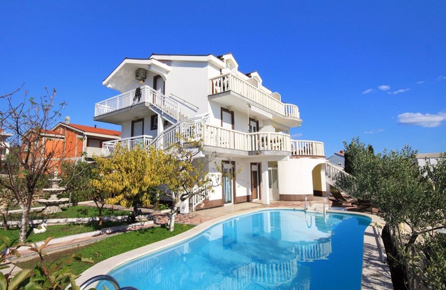 Three bedroom apartment with a swimming pool by the beach Zečevo Rtić, Rogoznica (A-8366-a) in Primošten