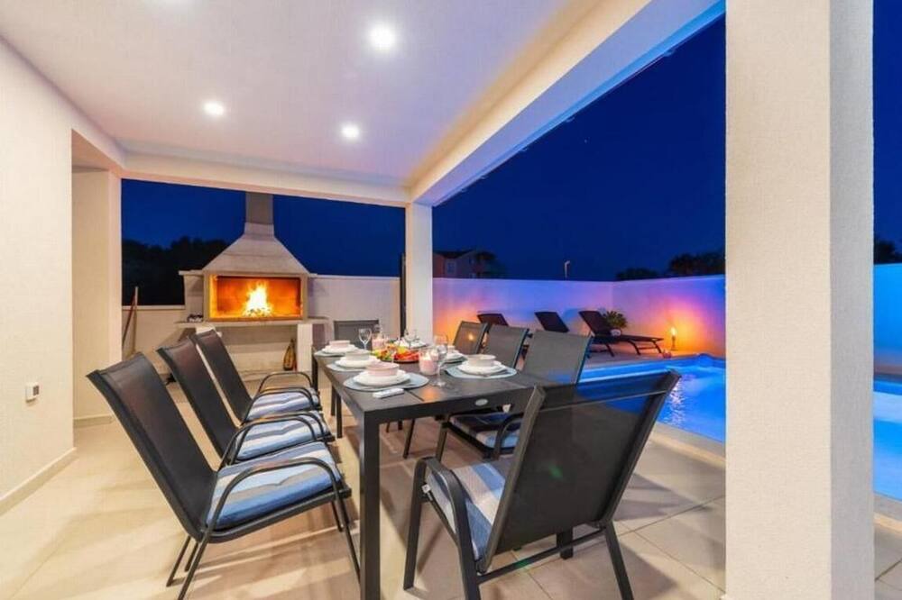 Privlaka Villa | Luxury Villa Sabun with Pool & Hot Tub