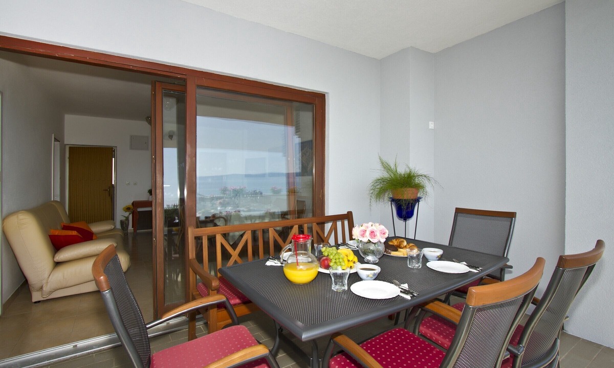 Podstrana Apartment | Spacious 110 m2 apt with terrace and garden, just 30m from the beach