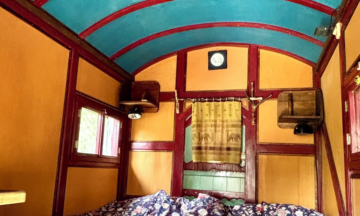 Vojnic House | Cozy shepherd's hut in an edible landscape on a permaculture farm