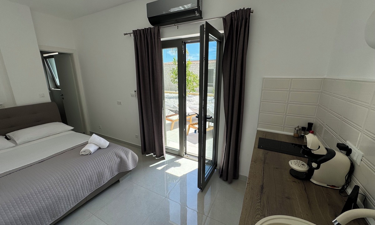Milna Apartment | New studio in Mediterranean Garden only 50 meters from the sea.