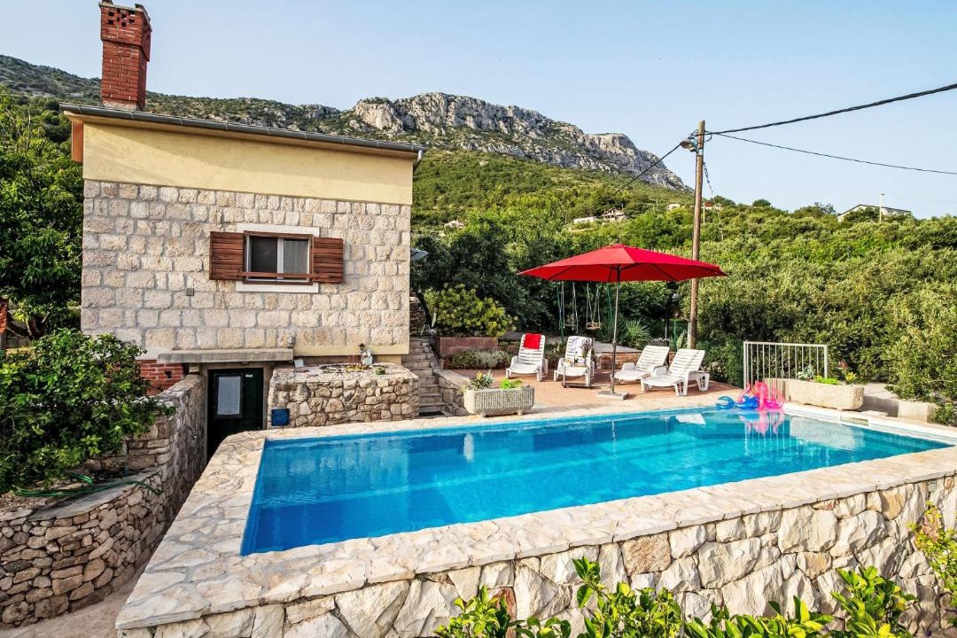Kastel Kambelovac House | Holiday Home Hill Pool by Interhome