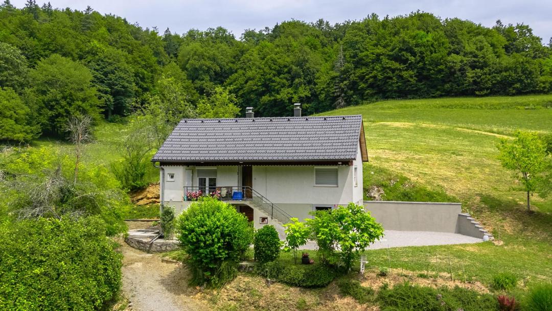 Bostanj House | House in Šentrupert, a house in the countryside, in a quiet valley is Mkčelnova hiša